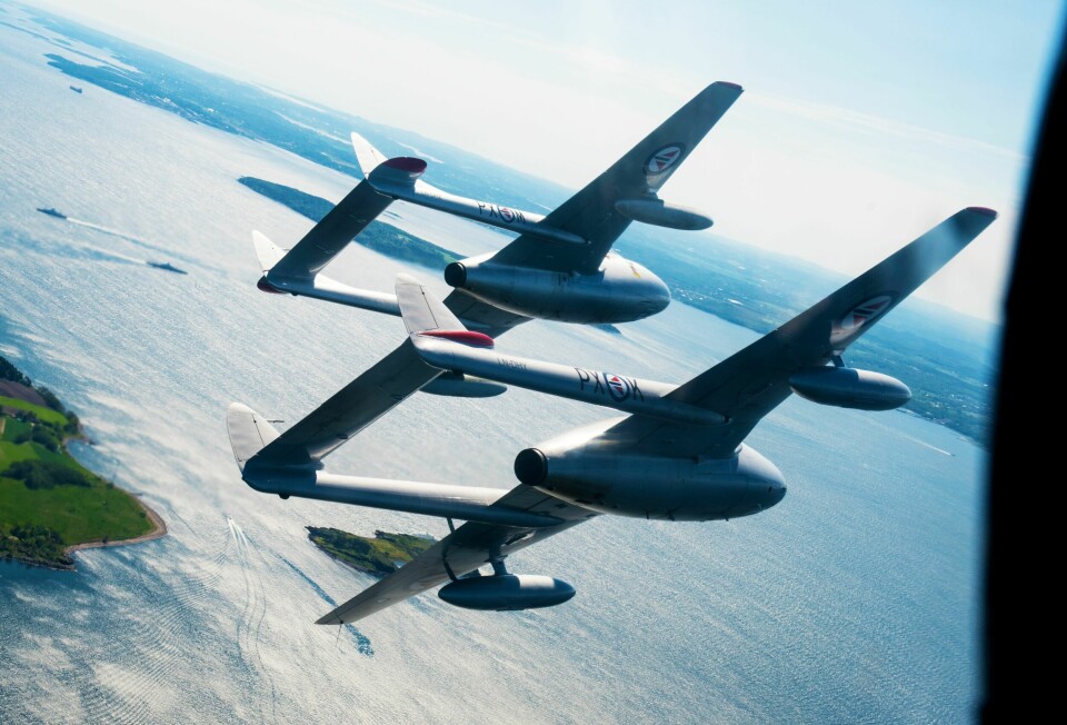 VAMPIRE: Kenneth Aarkvisla klistrer seg på halen til de to Vampire-jagerne i tett formasjon over Oslofjorden.