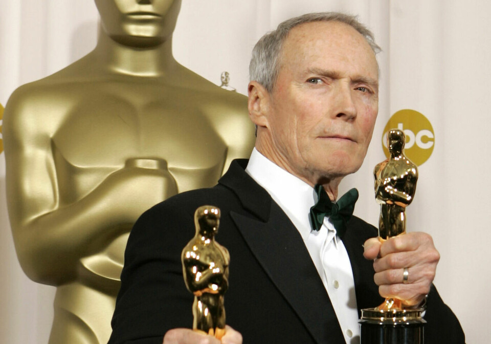 POPULÆR: Clint Eastwood ble tidlig i karrieren fortalt at han ikke kunne spille skuespill. Nå er han en av verdens absolutt mest annerkjente skuespillere. Her fotografert i februar 2005, med Oscar-statuettene han vant for beste regissør og beste film, med filmen 'Million Dollar Baby'. Eastwood fyller 95 år i slutten av mai.
