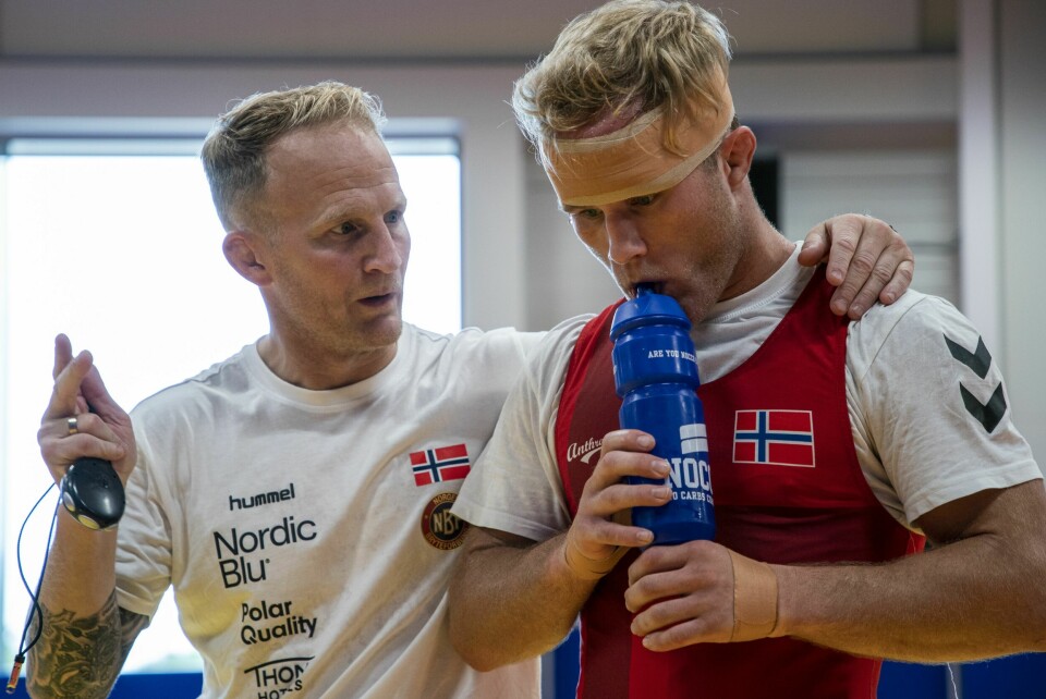 PÅ NRK: TV-seerne ble for alvor kjent med Morten Thoresen i TV-serien «Hodet i klemme». Her sammen med daværende landslagstrener, Stig-André Berge.