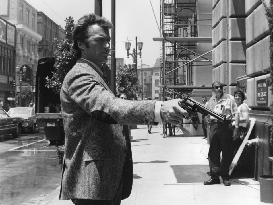 FYRTE HAN AV SEKS SKUDD, ELLER BARE FEM? Clint Eastwood i en klassisk scene fra den første Dirty Harry-filmen.
