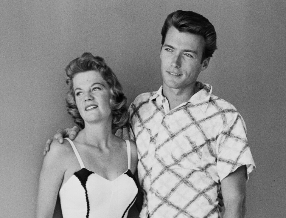 FREMADSTORMENDE: Clint med sin første kone Maggie Johnson. Paret giftet seg i 1954 og fikk to barn før de gikk fra hverandre i 1984. Bildet er tatt i 1956.