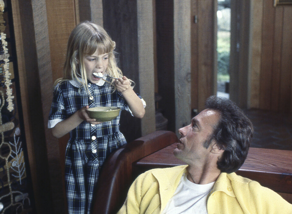 I EGET HJEM: Clint og datteren Alison avbildet i familiehjemmet ved Carmel-by-the-sea i 1978.