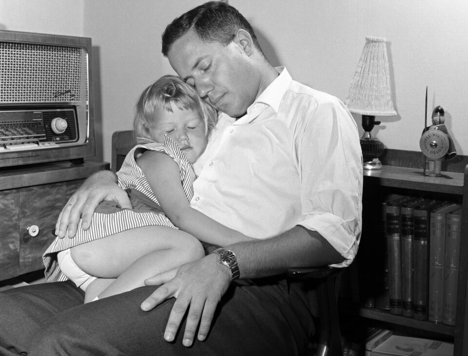 HENGIVEN FAMILIEFAR: Rolf og datteren Brita hører på Ønskekonserten på radio hjemme i egen stue. Bildet er fra 1959.