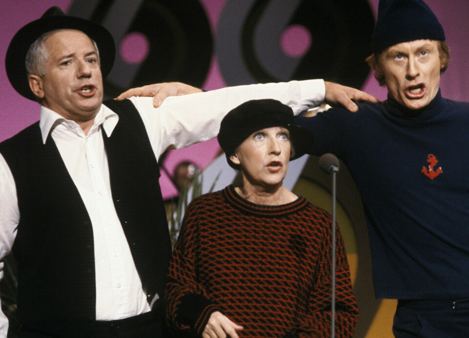 KUNNE OGSÅ SYNGE: I 1980 mottok Rolf Just Nilsen Spellemannsprisen. Årets plate for scenemusikk gikk til medvirkende ved Det Norske Teatret for LP-en «Så lenge skuta kan gå». En del av ensemblet på scenen, f.v. Rolf Just Nilsen, Sølvi Wang og Magne Lindholm under prisutdelingen 10. februar 1980.