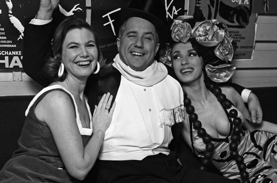 LYSTE OPP DE FLESTE ØYEBLIKK: Rolf Just Nilsen flankert av sine medskuespillere Torhild Lindal og Didi Grimsgaard under revyen «Lyse øyeblikk» på Chat Noir. Bildet er fra november 1966.