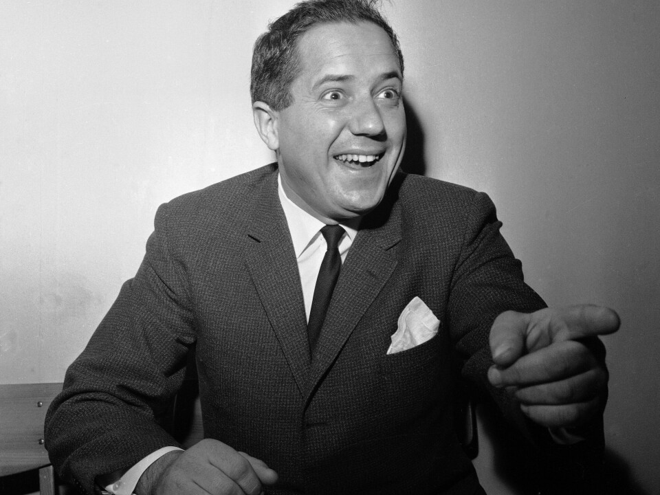 KJENT FOR SITT GODE HUMØR: Rolf Just Nilsen taler og gestikulerer under et intervju. – Hver dag møtte han opp med et smil om munnen, minnes kollega ved Det Norske Teatret Runar Borge.