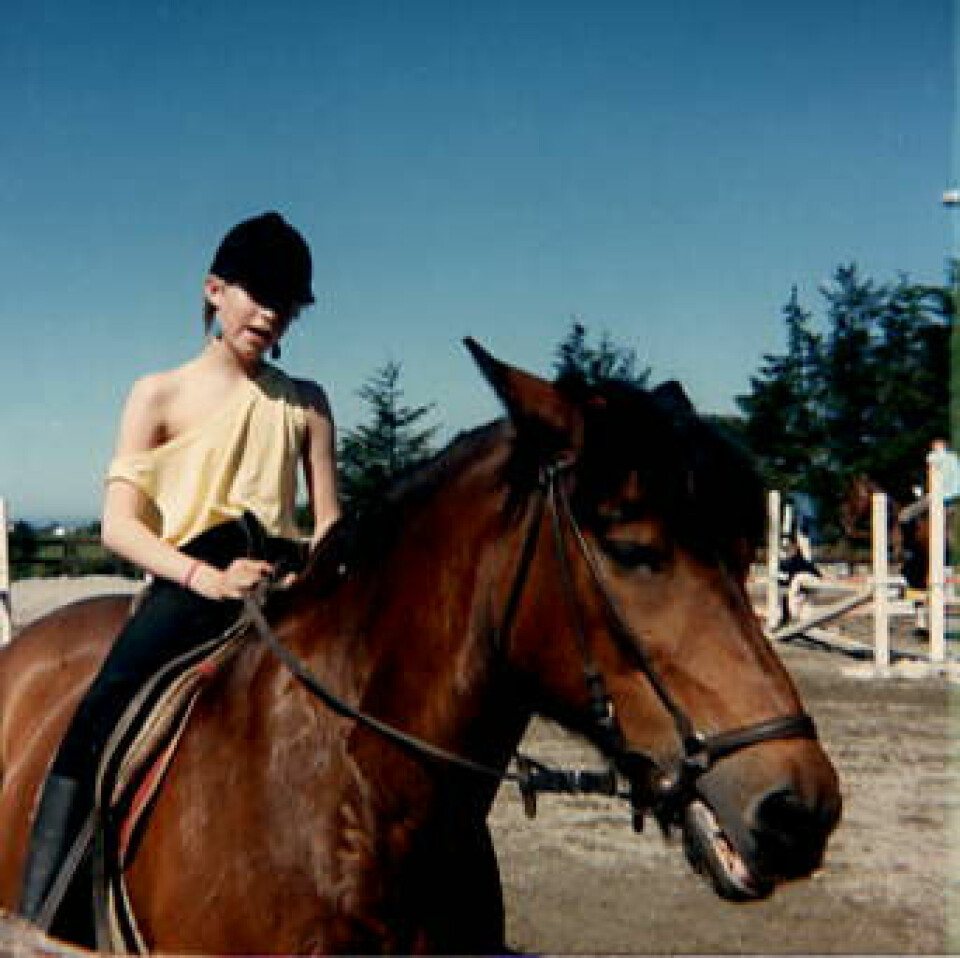 DYREGLAD: Elisabeth har alltid hatt en ekstra stor kjærlighet for dyr og tok ofte dyr med seg hjem. Men hesten fikk aldri komme inn i stua.