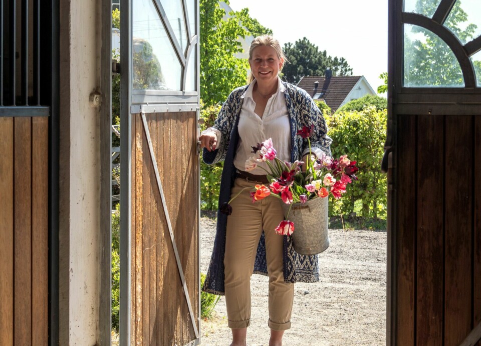 HAGEDRØM: Camilla gjør som tradisjonen sier i engelske cottage gardens – tar med seg en kurv ut i hagen og fyller den opp med vakre snittblomster og urter.