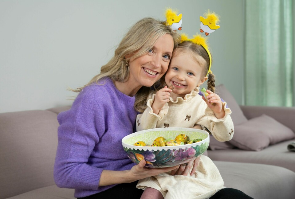 PÅSKEKOS: Yvonne og datteren nyter et rolig øyeblikk med påskeegg og kos på fanget hjemme på Nordstrand.