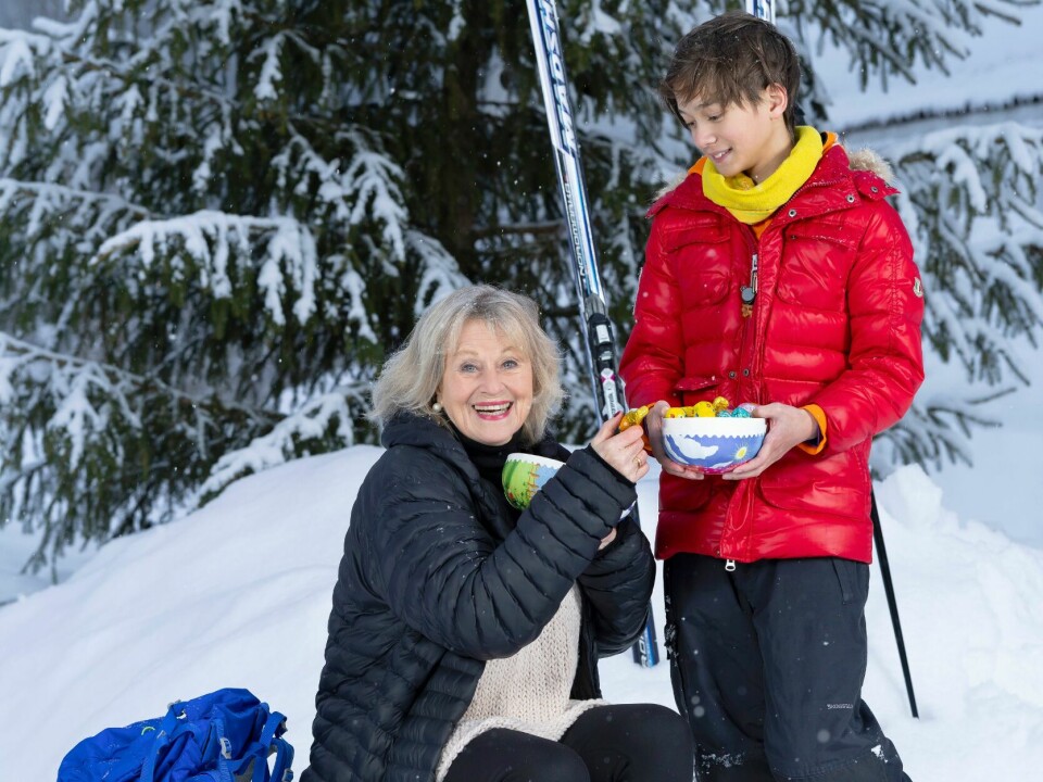 LITT KOS: – Jeg sier sjelden nei takk til en godbit fra påskeegget, sier Anne Marie, som lar seg friste av barnebarnet Markus.