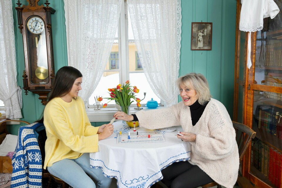 POKERFJES: – Jeg elsker å jukse i brettspill! Mariel ser det nok, men sier ingenting, forteller Anne Marie med sitt lure smil.
