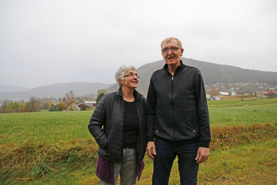 SKADET: Etter brannkatastrofen reiste han hjem, røykforgiftet, brannskadet og med bruddskader – og til et liv som aldri skulle bli det samme. Her sammen med Aase R. Sæther.