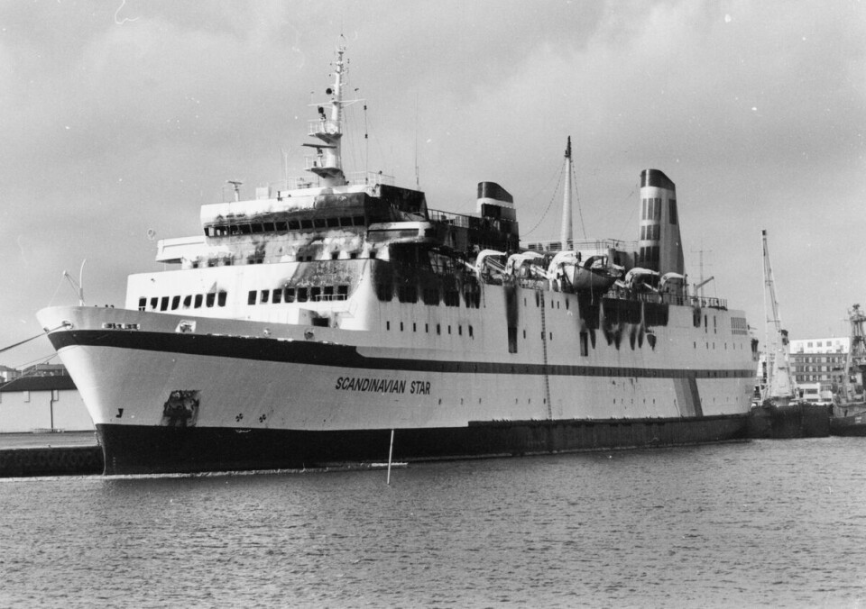 FLYTENDE LIKKISTE: 159 mennesker omkom i brannen på Scandinavian Star, som ble tauet til Lysekil i Sverige der jakten på årsaken til katastrofen startet. Fortsatt er mange spørsmål ubesvart, 35 år etter.