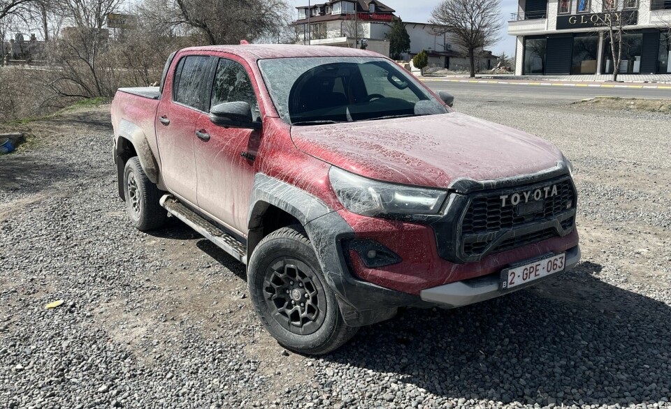 Som meislet ut av granitt – men med én hake