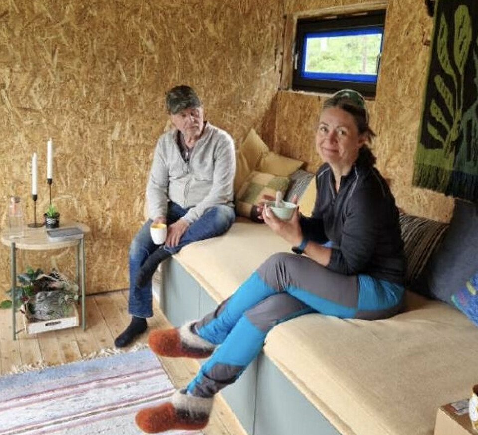 ARBEIDSLAG: Solbjørgs pappa, Nils Fagerhaug, har vært til uvurderlig hjelp under renoveringen. Her tar de seg en liten kaffepause i jobbinga.