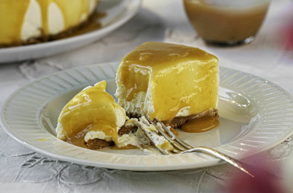 OPPSKRIFT: Slik lager du ostekake med salt karamelltopping.