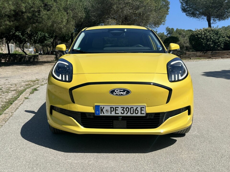 LUKKET: Med en lengde på 421 centimeter er den omtrent like lang som som sin slektning med forbrenningsmotor. Utvendig er den også temmelig lik, bortsett fra at grillen på typisk elbil-vis er forseglet og litt lengre takspoiler.