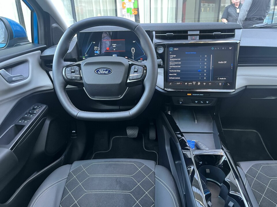 LYDPLANKE: Brukervennlig utforming. Øverste utstyrsnivå omfatter B&O lydsystem med 10 høyttalere, deriblant en lydplanke over instrumentene og berøringsskjermen.