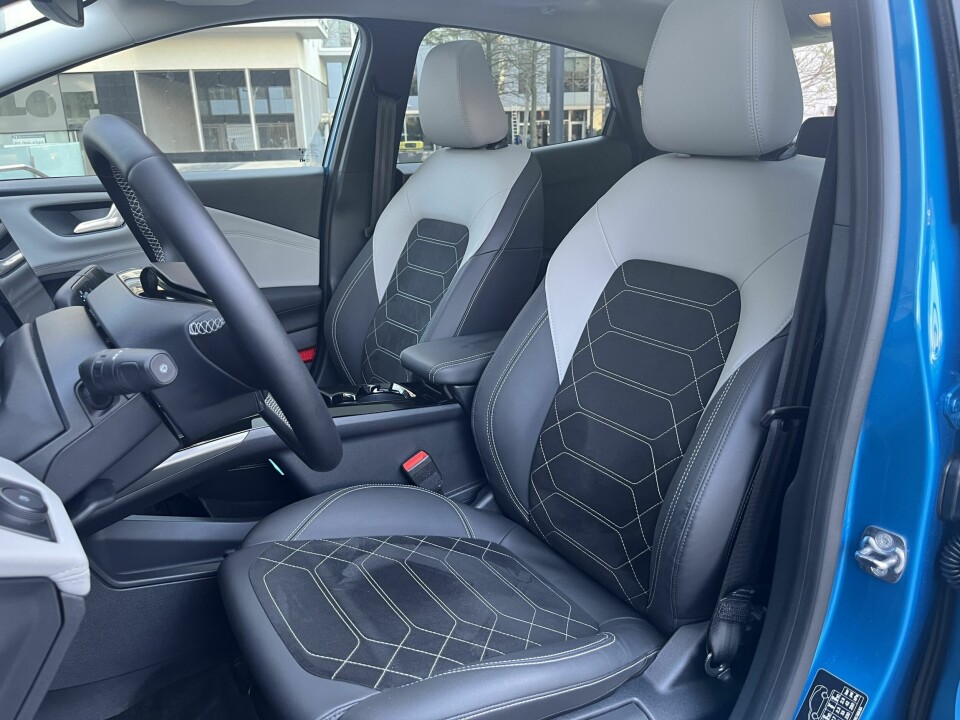 KUNSTSKINN: Forseter med fireveis elektrisk justering og kunststoffet Sensico.