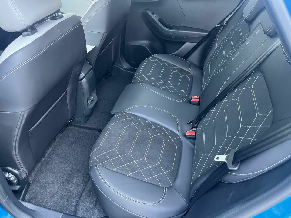 TRANGT: Voksne vil nok oppleve det som vanskelig å finne en god sittestilling i baksetet.