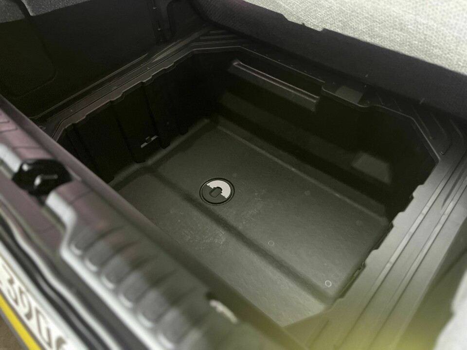 GIGABOKS: Under bagasjeromsgulvet finnes en 80-liters oppbevaringsboks som Ford omtaler som Gigaboks.