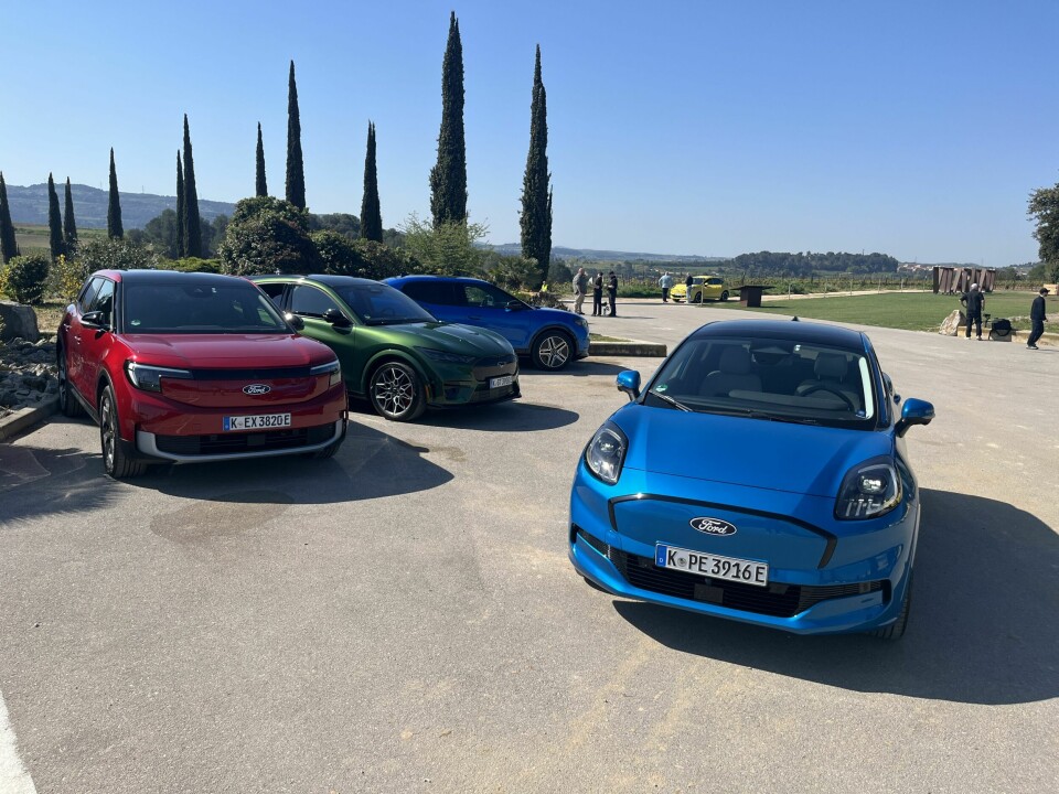 SÅ VAR DE FIRE: Ford har nå fire elektriske personbiler i sortimentet + F-150. Puma i fargen Digital Aqua Blue.
