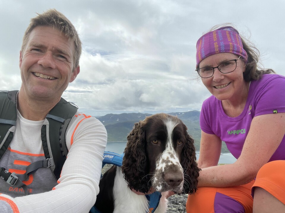 TRIVES UTE: Mari og ektemannen Rolf Kjetil Gulbrandsen passer rett som det er sønnens hund, Jeppe.