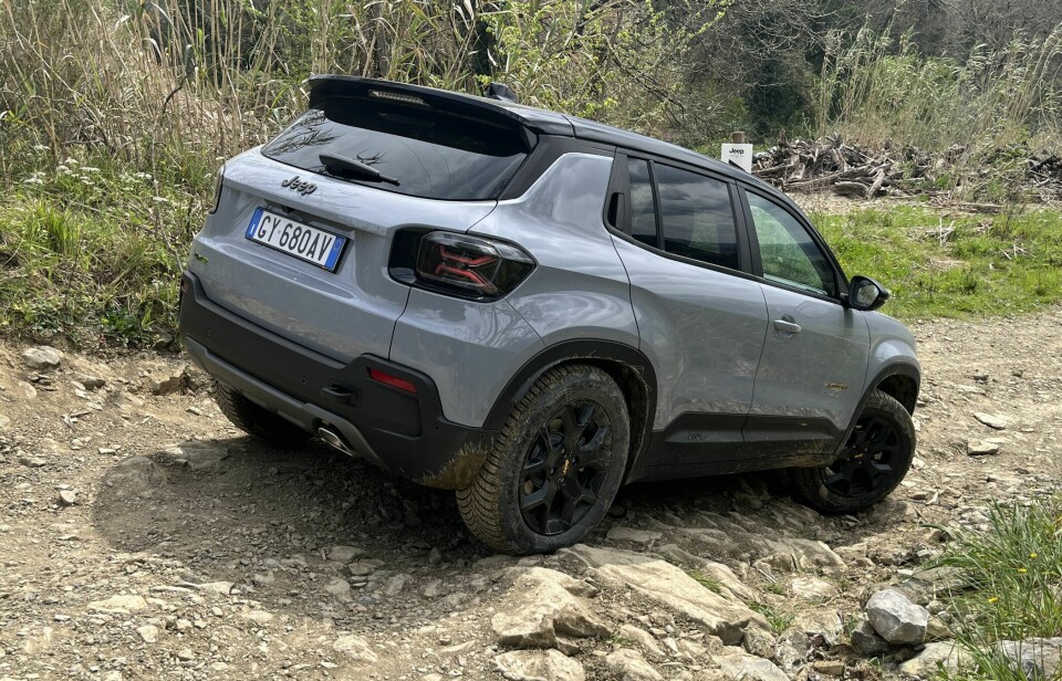 TREKK PÅ ALLE FIRE: Avenger har Hill Descent-program der bilens elektronikk automatisk styrer nedstigningshastigheten.