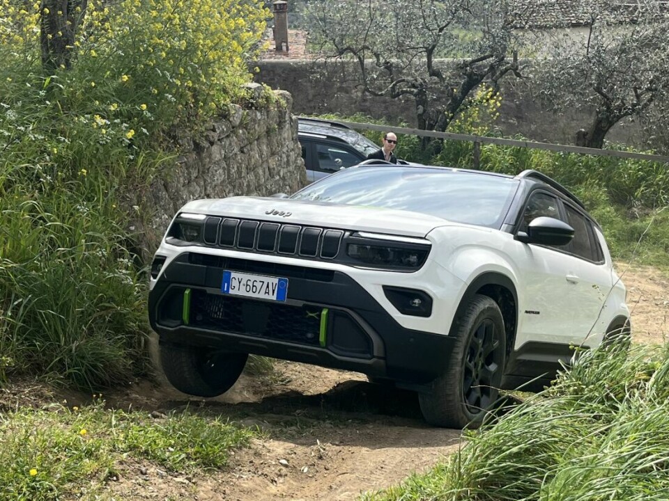 EVNER: Firehjulsdriften gir 4xe-versjonen enda bedre evner til å ta seg frem, men noen Wrangler er den ikke.