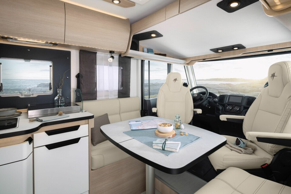 LYST OG TRIVELIG: Såkalt face-to-face-oppsett i salongen med sofabenker på hver langside, har kommet for å bli.