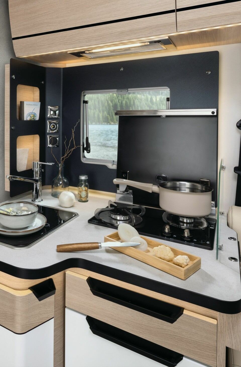 MODERNE: Godt med oppbevaring i kjøkkenmodulen. Avtrekksvifte og krydderhyller.