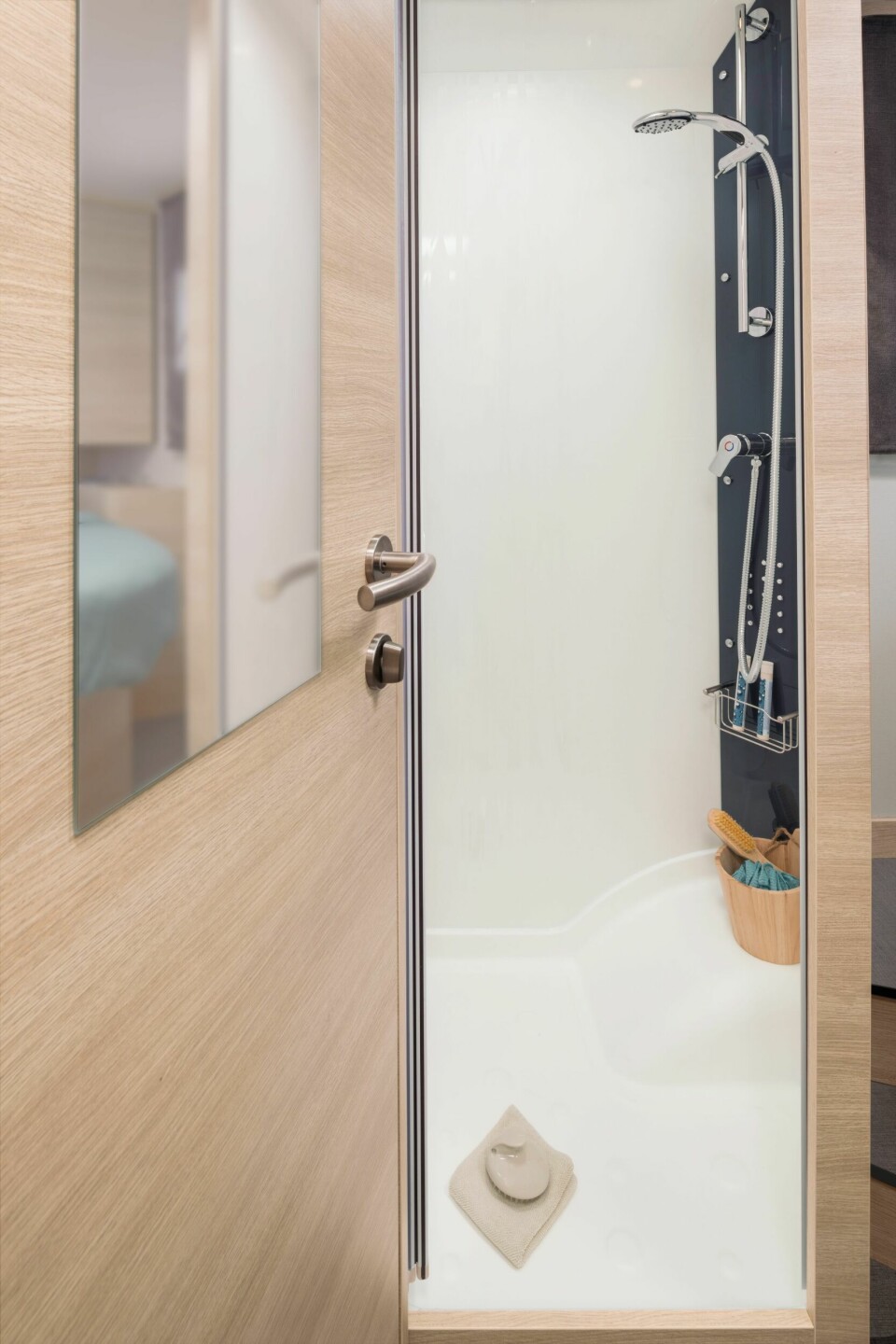 VÅTT OG TØRT: En takstang gjør at dusjavlukket også kan brukes som tørkerom.