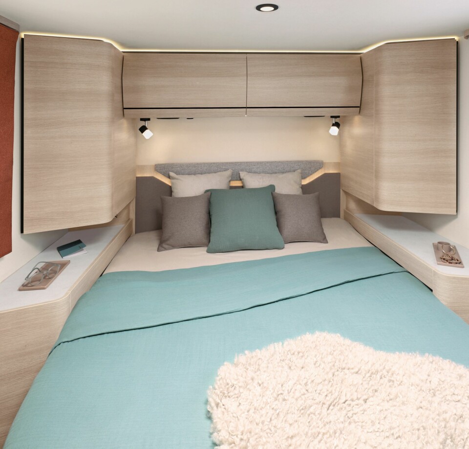 OPP ELLER NED: Bekvem queenbed bakerst som kan heves og senkes.