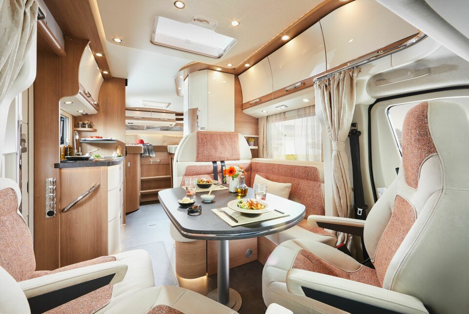 KLASSE: Sjekk de elegante overskapene. Du kan selvsagt velge mellom forskjellige farger til møbeltrekk.