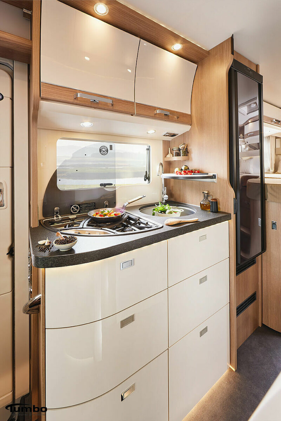 PRAKTISK: Dometic kjøleskap med dør som er hengslet på begge sider er meget praktisk.