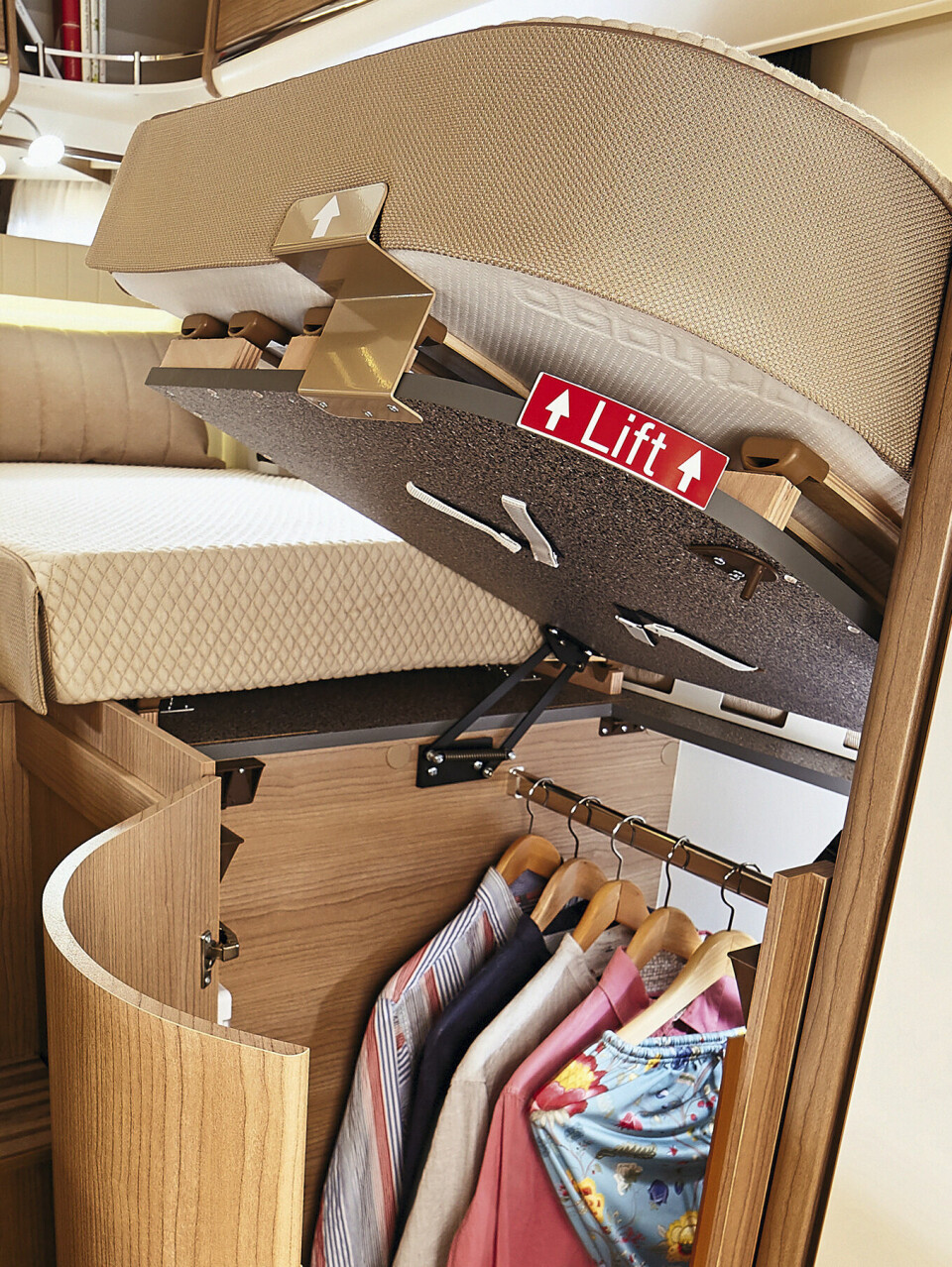 LØFT: Fotenden på sengen kan løftes, noe som gir enkel tilgang til klesskapet.