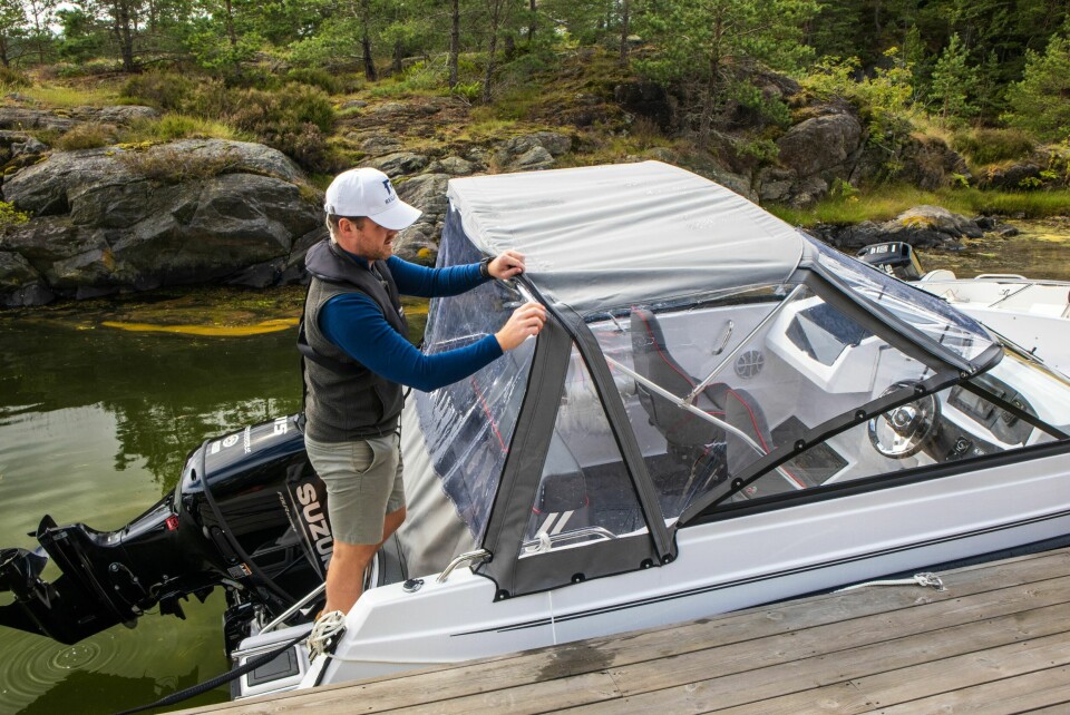 LYS OG SIKT: Kjørekalesjen pakkes fort opp og ned i kalesjegarasjen. Vi liker de store og gjennomsiktige flatene.