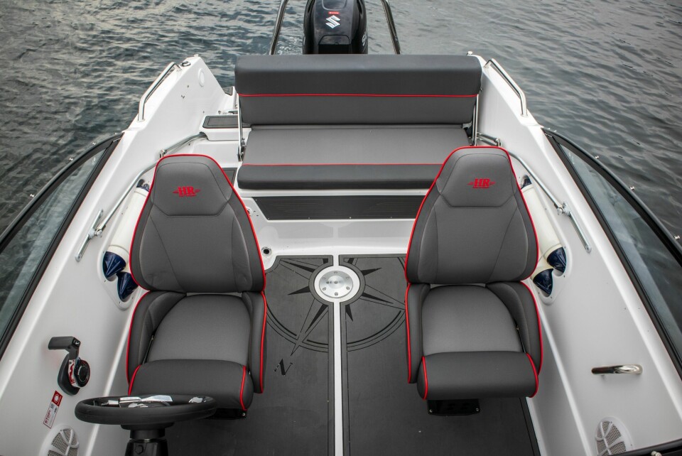 HYGGELIG: Cockpit har enkel, grei layout og ryggen på aktersofaen kan snus for utsikt bakover. Bra sittekomfort i de to forsetene.