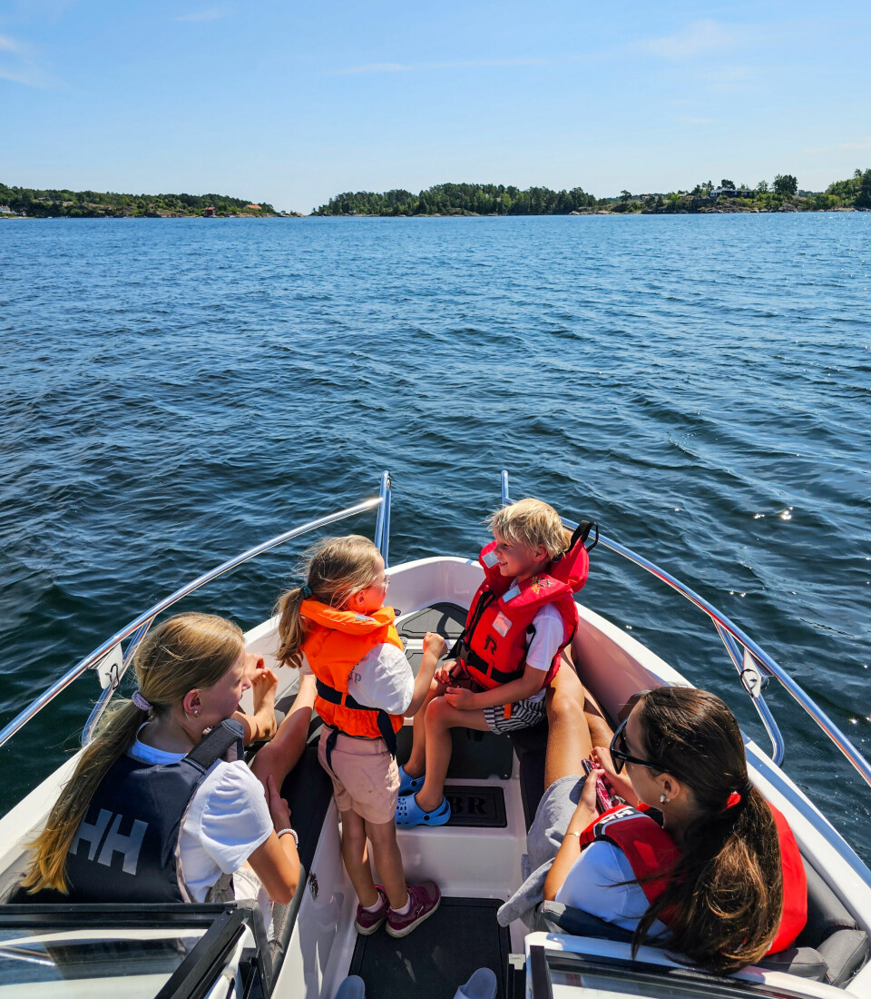 POPULÆR PLASS: I godværet er det som alltid fint for den yngre garde i baugen. Benkene er utformet for best mulig sitteplass.
