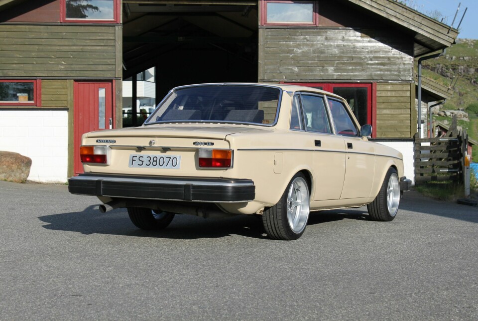 UNGDOMMELIG: Tross litt «kjip» beige farge ser bilen langt mer ungdommelig ut takket være senkning og breifelger med lavprofildekk. Det er kanskje bak hintet til 140-serien er størst.