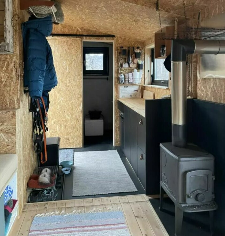 PLASSUTNYTTELSE: I midten av hytta er det kombinert gang og kjøkken, og innenfor der et lite baderom med campingtoalett.