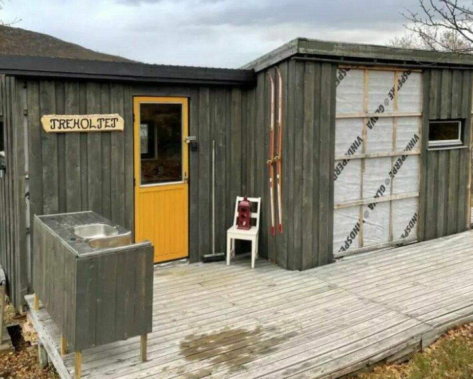 TREHOLTET: Mikrohytta har fått navnet Treholtet. Utenfor inngangsdøra er det bygget
et praktisk utekjøkken.