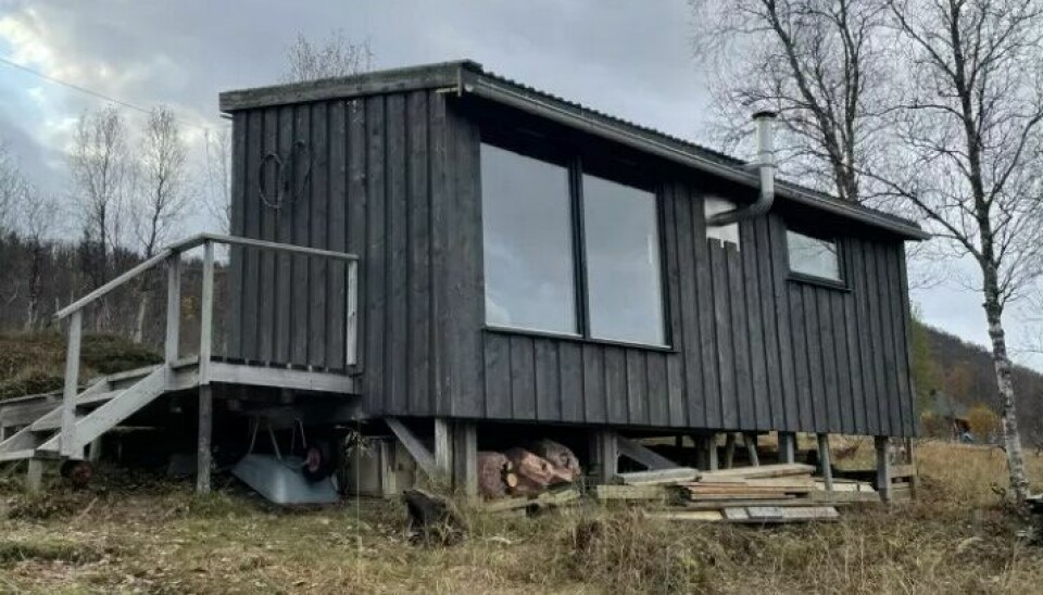 FORVANDLET: Ei skogskoie og en tilhørende bod på Nord-Senja er slått sammen og bygget om til ei mikrohytte på 16 m².
