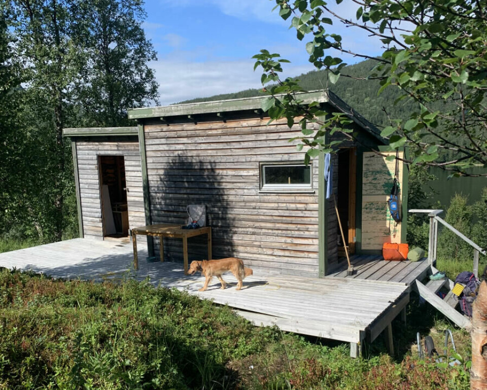 FØR: Skogskoia og boden før de ble slått sammen og renovert.