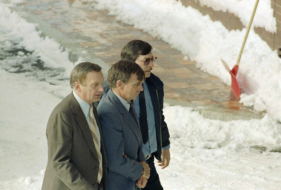 DØMT TIL 50 ÅR: Richard Crafts bedyret sin uskyld, men ble likevel funnet skyldig og dømt til 50 års fengsel. Her blir han ført vekk etter rettssaken.