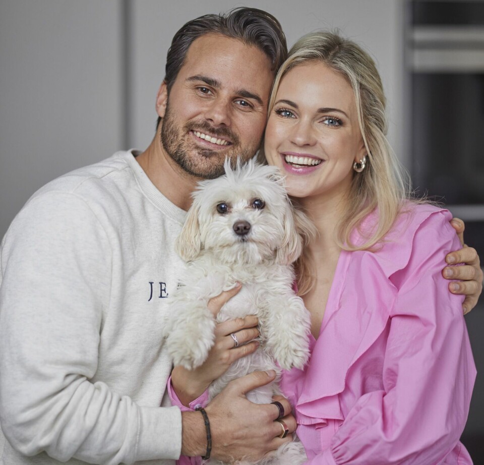 GULLKLUMPEN: Jo, det er hunden Eddie de sikter til, han er gullklumpen i familien. – Michael har blitt like glad i ham som meg, forteller Emilie som hadde hunden før hun møtte kjæresten.