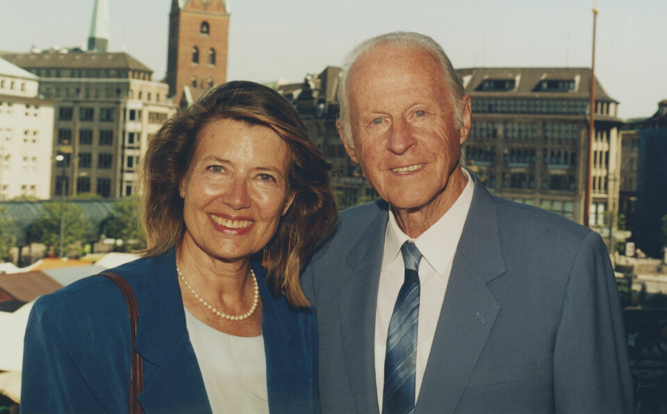 VERDENSBORGERE: Hvor mange reisedøgn Thor Heyerdahl og Jaqueline Beer hadde, vites ikke. Men de var stadig på farten. Her er de fotografert i Hamburg i 1996, samme år som de giftet seg.