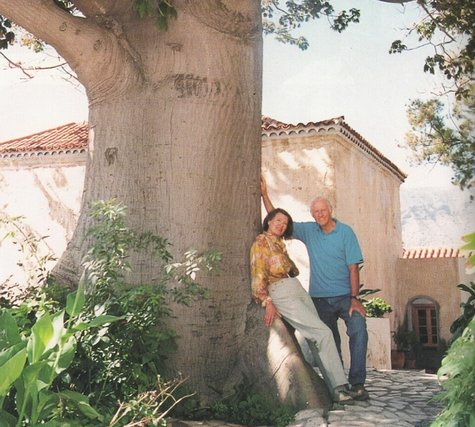 TREELSKERE: Jaqueline Beer og Thor Heyerdahl under det store Ceiba-treet i hagen, som de begge elsket.