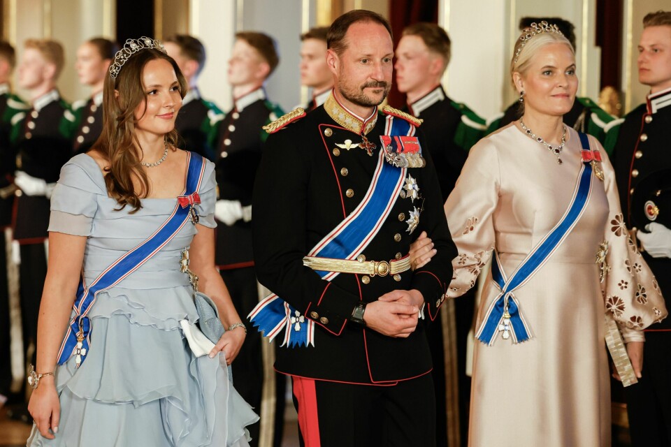 ELEGANT: Prinsesse Ingrid Alexandra på vei inn til gallamiddagen sammen med kronprins Haakon og kronprinsesse Mette-Marit.