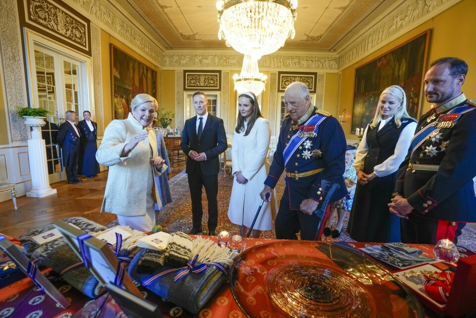 GAVE-OVERREKKELSE: Ingrid Alexandra sammen med bestemor, dronning Sonja, bestefar, kong Harald og Islands presidentpar under mottagelsen på Slottet.